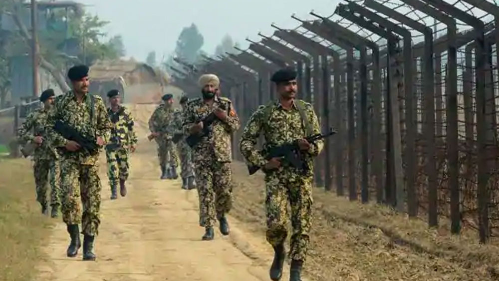 ভাস্করের অভিযোগ, এই অমৃক ছিলেন ডাবল এজেন্ট। অর্থাৎ ভারত ও পাকিস্তান, দুই দেশের হয়ে চরবৃত্তি করতেন। ধরা পড়ার পরে যে নৃশংস অত্যাচার পর্ব চলেছিল, তার বিশদ বিবরণও দিয়েছেন ভাস্কর।