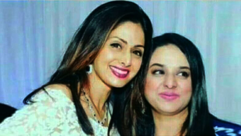 শুটিংয়ের খুঁটিনাটি থেকে শ্রীদেবীর আয়ব্যয়ের হিসেব— সবই থাকত শ্রীলতার তত্ত্বাবধানে। কার্যত দিদির সেক্রেটারি ছিলেন বোন। দিদির ব্যস্ত জীবনকে তিনি সাজিয়ে গুছিয়ে রাখতেন।