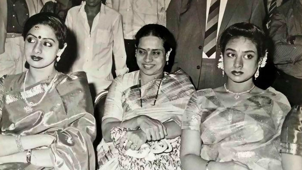 শ্রীদেবীও বহু সাক্ষাৎকারে বোনের অবদানের কথা স্বীকার করেছেন। সময়ের সঙ্গে ধীরে ধীরে বলিউডে জনপ্রয়িতা বাড়ল শ্রীদেবীর। তাঁকে বলা হতে লাগল ইন্ডাস্ট্রির প্রথম সুপারস্টার নায়িকা। যিনি একার ক্ষমতায় কোনও ছবিকে সাফল্য এনে দিতে পারেন।