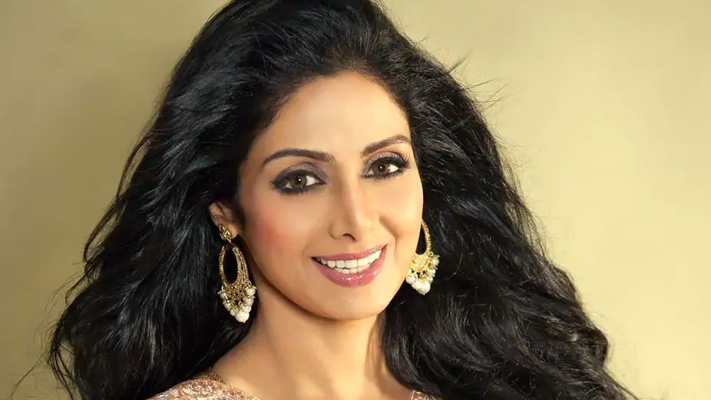 ১৯৯০ সালে লন্ডনে ‘লমহে’ ছবির শুটিং করছিলেন শ্রীদেবী। সে সময় ভারতে তাঁর বাবা মারা যান। শুটিংয়ের ব্যস্ত সূচি থেকে সময় বার করে শ্রীদেবী শুধু এক দিনের জন্য আসতে পেরেছিলেন। বাকি সব সামলিয়েছিলেন তাঁর বোন।