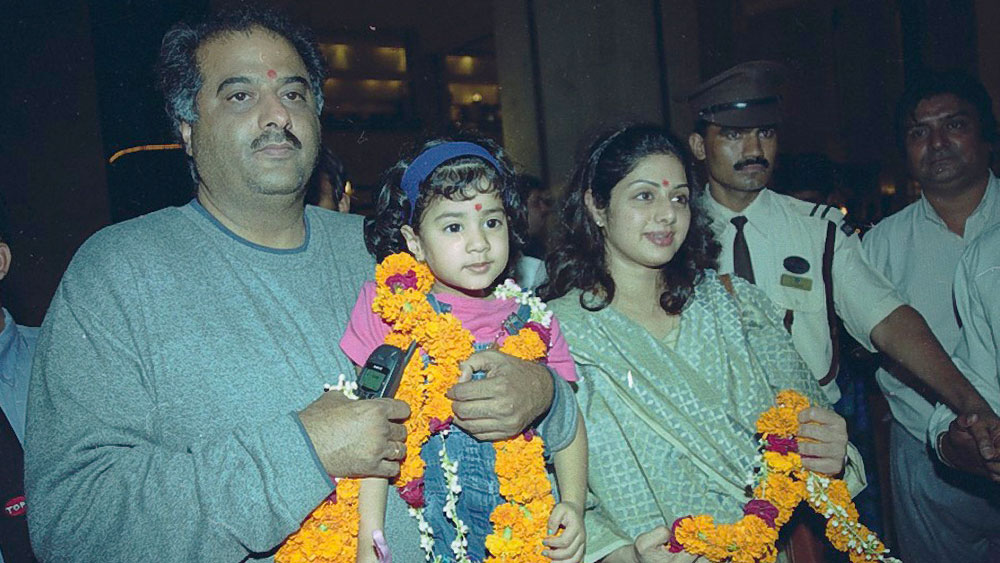 বনি কপূরের পরিবারও শ্রীদেবীকে দীর্ঘ দিন অবধি মেনে নেয়নি। বিয়ের পর সন্তানের জন্ম, অস্তগামী কেরিয়ার— জীবনের এই সব পর্ব একাই পাড়ি দেন শ্রীদেবী।