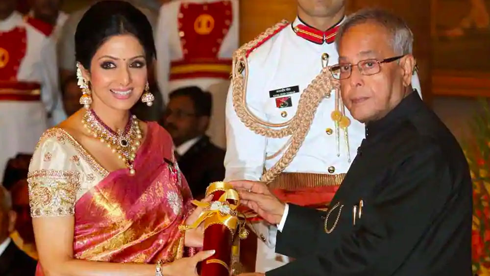 প্রায় ২০ বছর দুই বোনের মধ্যে কোনও সম্পর্ক ছিল না। একে অন্যের মুখদর্শনও করতেন না। শেষে বনি কপূরের উদ্যোগে তাঁদের সম্পর্ক স্বাভাবিক হয় বলে শোনা যায়। ২০১৩ সালে শ্রীদেবী সম্মানিত হন পদ্মশ্রী সম্মানে। সে বছর আবার কাছাকাছি আসেন দুই বোন।