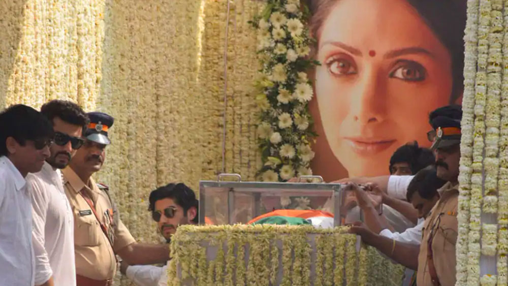 শোনা যায়, ২০১৮-র ফেব্রুয়ারি মাসে দুবাইয়ে শ্রীদেবীর মৃত্যুর সময়ে ওই শহরেই ছিলেন শ্রীলতা। তবে দিদির মৃত্যু প্রসঙ্গে মুখ বন্ধই রেখেছেন। এমনকি, চেন্নাইয়ে শ্রীদেবীর মৃত্যুর পরে প্রার্থনাসভাতেও তিনি যোগ দেননি।