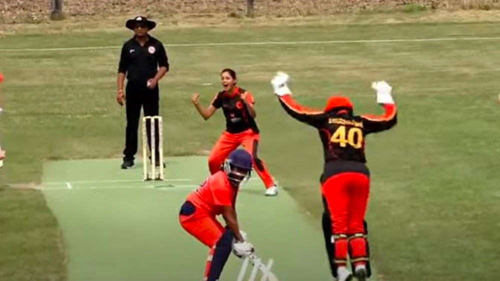 আদতে মিডিয়াম পেসার অনুরাধা অবশ্য রেকর্ডের অংশীদার হতে পেরেছেন স্পিন বোলিং করে। ইনিংসের পনেরোতম ওভারে তিনি হঠাৎ সিদ্ধান্ত নেন স্পিন করবেন। তাতেই বাজিমাত। বিশ্ব ক্রিকেটে অনুরাধা ছাড়া টি-২০ তে চার বলে চার উইকেট শিকারের কৃতিত্ব আছে শুধু লসিথ মালিঙ্গা ও রশিদ খানের।