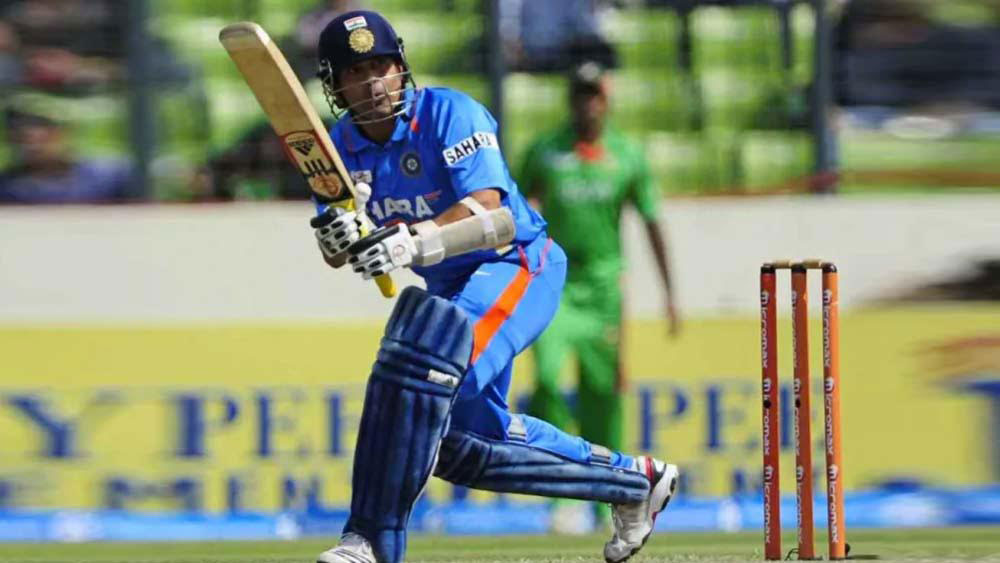 আদতে বেঙ্গালুরুর বসনাভনানগুডির ভূমিকন্যা অনুরাধা ক্রিকেটপ্রেম পেয়েছিলন তাঁর বাবার কাছ থেকে। টেস্ট ক্রিকেটের ভক্ত ছিলেন তাঁর বাবা। বাবার সঙ্গে টিভির সামনে বসে অনুরাধাও অনুরাগী হয়ে পড়লেন সচিন তেন্ডুলকরের।