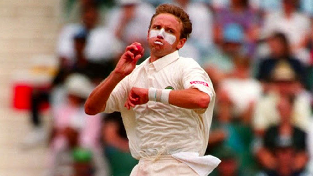 নাকে জিঙ্ক অক্সাইডের সাদা প্রলেপ দেওয়া বিধ্বংসী অ্যালান ডোনাল্ডও তাঁর খুব প্রিয়। তেন্ডুলকর-ডোনাল্ড দ্বৈরথই ক্রিকেটকে তাঁর কাছে রোমান্টিক করে তুলেছিল। বলছেন, অনুরাধা। ১৯৯৮ সালে ১২ বছর বয়সে শুরু হয় তাঁর ক্রিকেট প্রশিক্ষণ। সে সময় অবশ্য ভারতে মেয়েদের ক্রিকেট বর্তমান অবস্থার তুলনায় পিছিয়ে অনেকটাই।