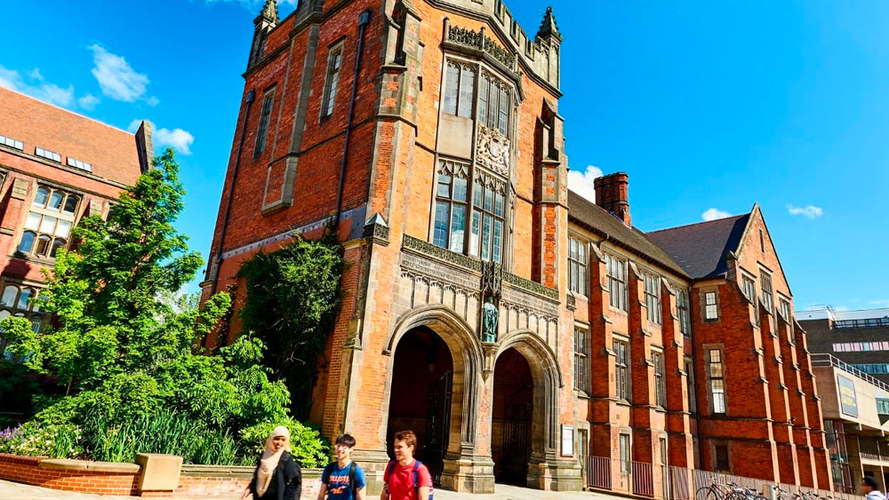 বেঙ্গালুরু থেকে বায়োটেকনলজিতে ইঞ্জিনিয়ারিং পাশ করার পরে উচ্চশিক্ষার জন্য লন্ডন পাড়ি দিলেন তিনি। নিউক্যাসল ইউনিভার্সিটি থেকে মেডিক্যাল জেনেটিক্সে স্নাতকোত্তর সম্পূর্ণ করেন। তবে ক্রিকেট কিন্তু পুরোপুরি বন্ধ হয়ে গেল না।