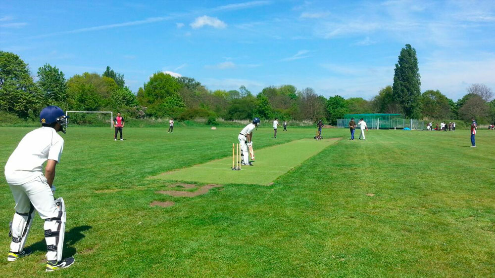 অনুরাধা জানতেন তিনি ত্রিকেট ছাড়া বাঁচতে পারবনে না। কার্ডিয়োভাসকুলার বায়োলজি নিয়ে গবেষণার ফাঁকে তিনি খুঁজতে লাগলেন স্থানীয় ক্রিকেটক্লাব। সন্ধান পেলেন ফ্রাঙ্কফুর্ট ক্রিকেট ক্লাবের। কিন্তু তাদের তখনও মহিলা ক্রিকেট দল ছিল না।