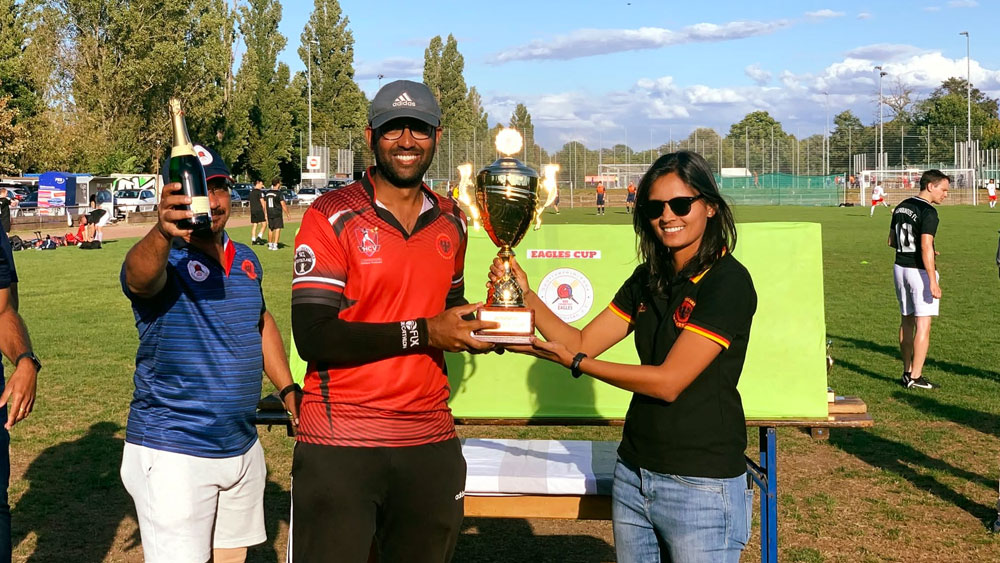 তাতে থেমে থাকলেন না অনুরাধা। মহিলা দল নেই, তো কী হয়েছে? ২০১৩-১৪ মরসুমে তিনি খেললেন ফ্রাঙ্কফুর্টের পুরুষ দলের হয়েই। এর পর দু’বছর কোলন শহরের মহিলা ক্রিকেট দলের হয়ে খেলেন জার্মানির ঘরোয়া ক্রিকেট টুর্নামেন্ট বুন্দেশলিগায়। এর পর ফ্রাঙ্কফুর্টে মহিলা ক্রিকেট দল তৈরির পিছনেও উদ্যোগ নেন তিনি।