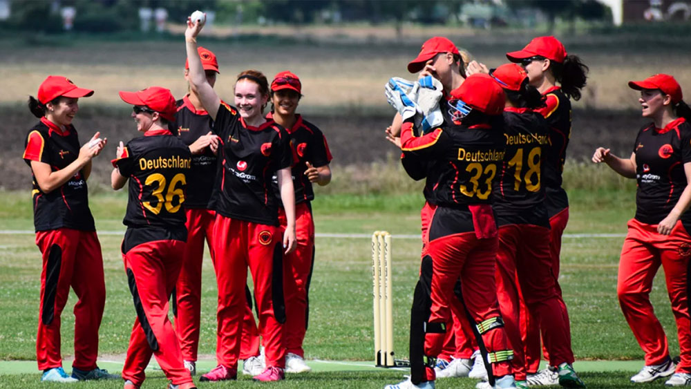 ২০১৩ সালে অনুরাধা প্রথম জার্মানির হয়ে প্রতিনিধিত্ব করেন ইউরোপিয়ান টি-২০ টুর্নামেন্টে। চার বছর পরেই জাতীয় দলের অধিনায়কত্বের দায়িত্ব।