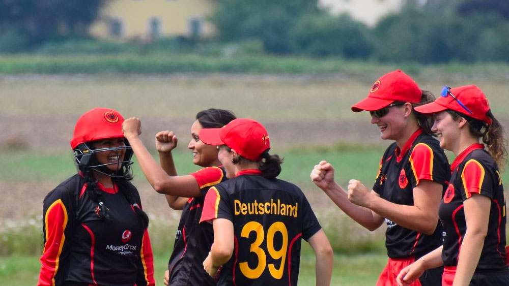 সম্প্রতি সোশ্যাল মিডিয়ায় জার্মানি-অস্ট্রিয়া ক্রিকেট ম্যাচ লাইভ স্ট্রিমিং হয়েছে। সেখানে নেটাগরিকদের ফিডব্যাক দেখে উৎসাহিত অনুরাধা। তাঁর আশা, ভবিষ্যতে জার্মানিতে ক্রিকেটও উঠে আসবে জনপ্রিয়তার প্রথম সারিতে।