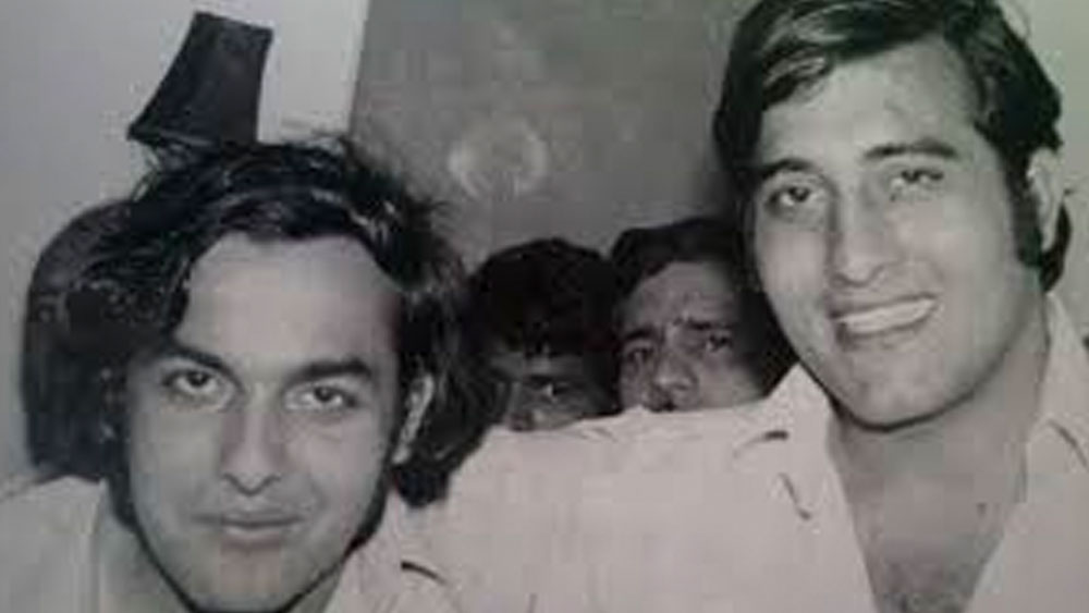 পুণের ওশো রজনীশের আশ্রমে সে সময় নিয়মিত যেতেন মহেশ ভট্ট। তাঁর সঙ্গে রজনীশের কাছে যান বিনোদও। মা এবং অন্যান্য কয়েক জন ঘনিষ্ঠ আত্মীয়কে হারিয়ে সে সময় মানসিক ভাবে বিধ্বস্ত ছিলেন বিনোদ।