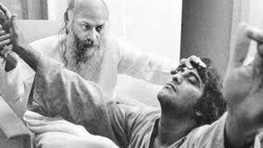 প্রথমে সপ্তাহে এক দিন করে দু’জনে ওশোর আশ্রমে যেতেন। কিন্তু ধীরে ধীরে তাঁরা ওশোর মতবাদ এবং আশ্রমের পরিবেশে আবিষ্ট হয়ে পড়লেন। থাকতে লাগলেন ওখানেই।