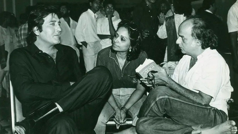 কিন্তু একটা সময়ের পরে মহেশের মনে হতে লাগল, ওশোর মতবাদে তাঁর জীবনে কোনও পরিবর্তন আসেনি। দুঃখ কষ্ট যেখানে যা ছিল, সব তেমনই আছে।