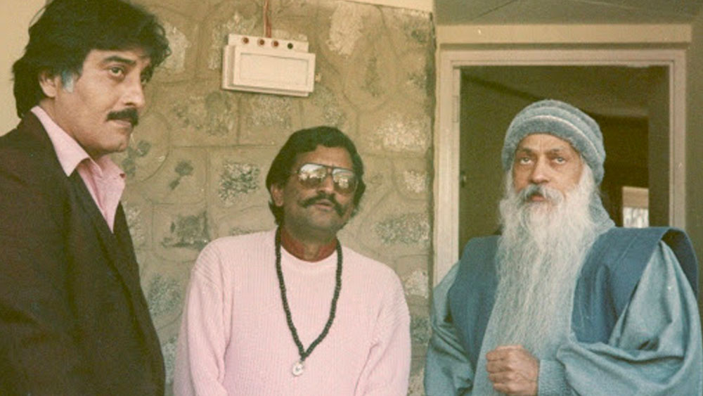 মহেশ ঠিক করেন আশ্রম ছেড়ে তিনি ফিরে আসবেন বলিউডে। ফিরেও এলেন। কিন্তু বিনোদ তাঁর সঙ্গে ফিরলেন না।