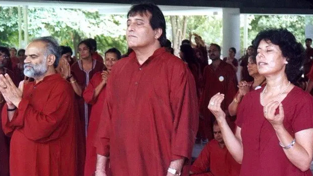 এর পর ওশোর সঙ্গে আমেরিকা পাড়ি দিলেন বিনোদ। ফলে ইন্ডাস্ট্রি থেকে সম্পূর্ণ বিচ্ছিন্ন হয়ে গেলেন তিনি।