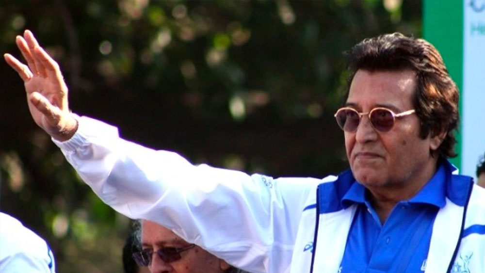 কিছু বছর পরে বিনোদ অভিনয় ছেড়ে রাজনীতিতে যোগ দেন। ইন্ডাস্ট্রিতে ফেলে যাওয়া সিংহাসন তিনি আর ফিরে পাননি। সেখানে তখন আসীন অমিতাভ বচ্চন।