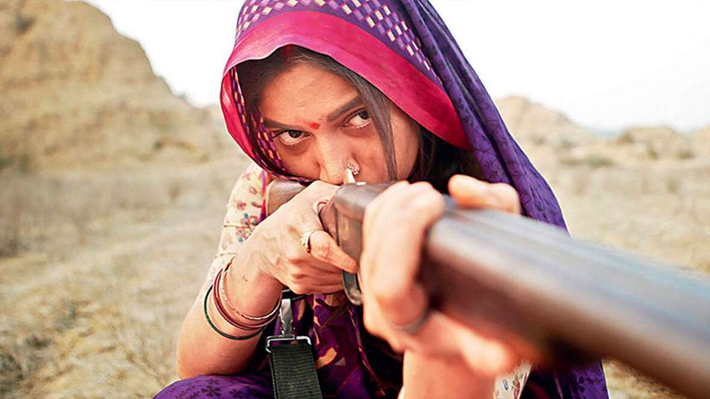 সেই প্রত্যয়ের অংশীদার পরবর্তী কালে হয়েছিলেন মেয়েও। বলিউডে ক্যামেরার পিছনে দীর্ঘ দিন থাকার পরে ভূমি পেডনেকর রাতারাতি ধরা দিয়েছিলেন নায়িকা রূপে।