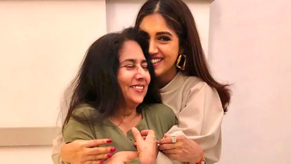 মাকে নিজেদের বন্ধু বলেই মনে করেন ভূমি ও সমীক্ষা। দুই মেয়ের স্বপ্নপূরণের পথে যিনি সব সময় পাশে থেকেছেন। সমীক্ষা পেশায় আইনজীবী। তাঁর সঙ্গেও ভূমির সম্পর্ক অন্তরঙ্গ।