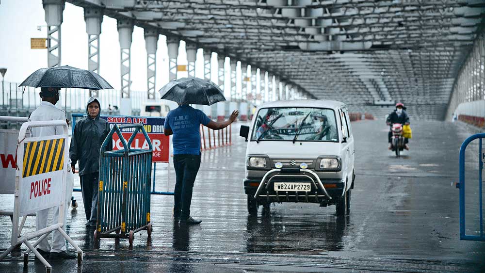 নজর: লকডাউনের শহরে হাওড়া সেতুতে চলছে নাকা তল্লাশি। বৃহস্পতিবার। ছবি: দীপঙ্কর মজুমদার