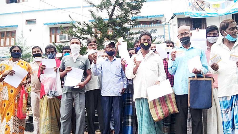 সাহায্যের আবেদন নিয়ে পাঁচলা ব্লক অফিসে জরিশিল্পীরা। —নিজস্ব িচত্র