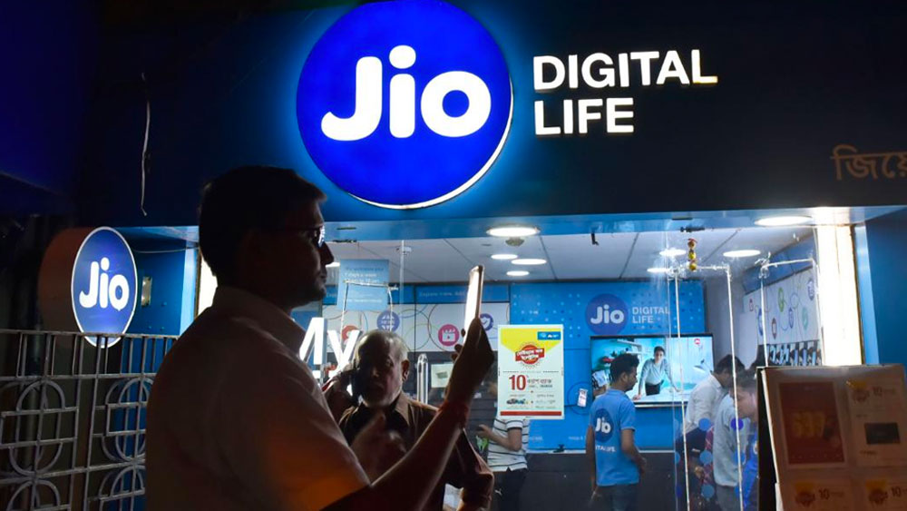 এতেই নতুন করে বুক বেঁধেছিল দেশের টেলিকম সংস্থাগুলি। জিয়ো-ভোডাফোন-এয়ারটেলের মতো টেলিকম সংস্থাগুলি ভেবেছিল তাদের গ্রাহক সংখ্যা বাড়বে।