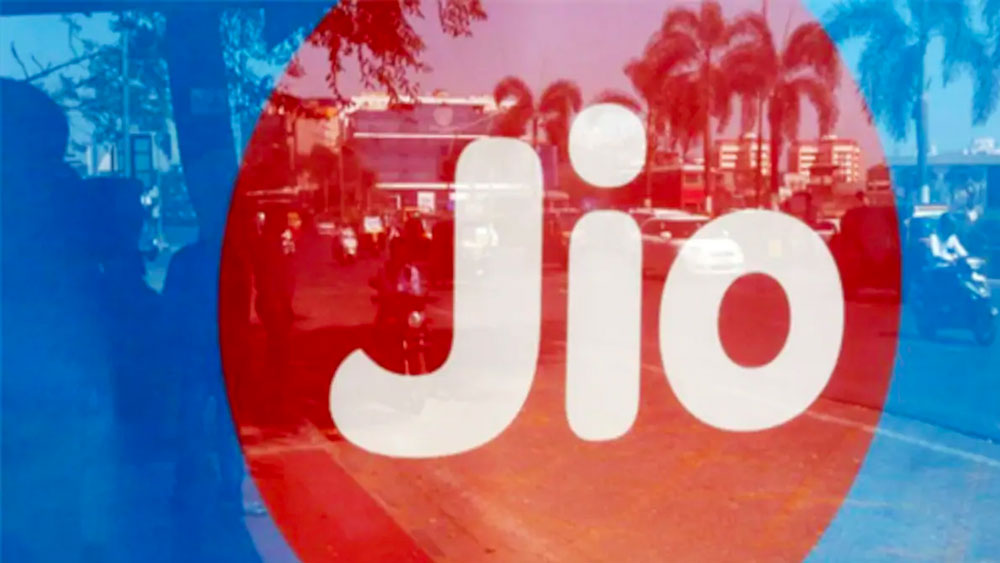 এ রাজ্যে ব্যবসা বেড়েছে শুধু জিয়োর। জিয়োর গ্রাহক যখন বেড়েছে, তখন এয়ারটেল-ভোডাফোনের মতো সংস্থাগুলির গ্রাহক কমেছে। জাতীয় স্তরেও এই চিত্রটা একই রকম।