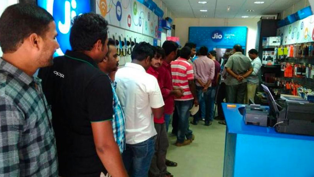 ট্রাইয়ের রিপোর্ট জানাচ্ছে, এ বছর মে মাসে পশ্চিমবঙ্গে জিয়োর গ্রাহক সংখ্যা বেড়েছে ২.৯ লক্ষ। সেখানে এয়ারটেল ও ভোডাফোনের মিলিত ভাবে প্রায় ৭ লক্ষ গ্রাহক কমেছে।