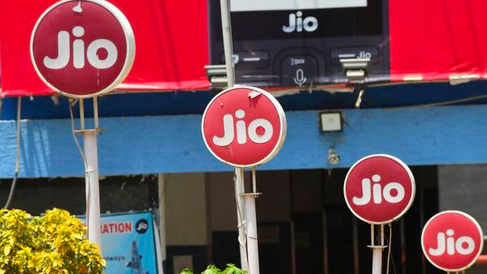 আমপানের পর বেশ কিছু দিন টেলিকম নেটওয়ার্কের সমস্যা দেখা দিয়েছিল রাজ্যের বিস্তীর্ণ এলাকায়। সংস্থার এক কর্তার দাবি, আমপান পরবর্তী পরিস্থিতিতে সব থেকে ভাল পরিষেবা দিয়েছে জিয়ো। সে জন্যও জিয়োয় ভরসা রেখেছেন রাজ্যবাসী। ফলে তাদের গ্রাহক বেড়েছে।