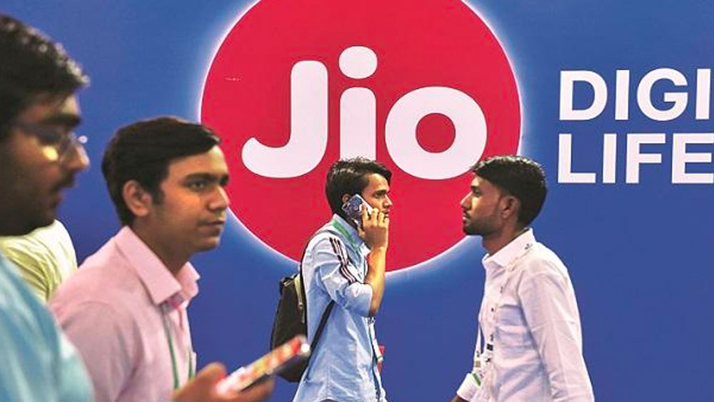 পশ্চিমবঙ্গের মতো সর্বভারতীয় ক্ষেত্রেও চিত্রটা একই রকম। ভোডাফোন-এয়ারটেল যখন গ্রাহক হারাচ্ছে, তখন গ্রাহক বাড়ছে জিয়োর।