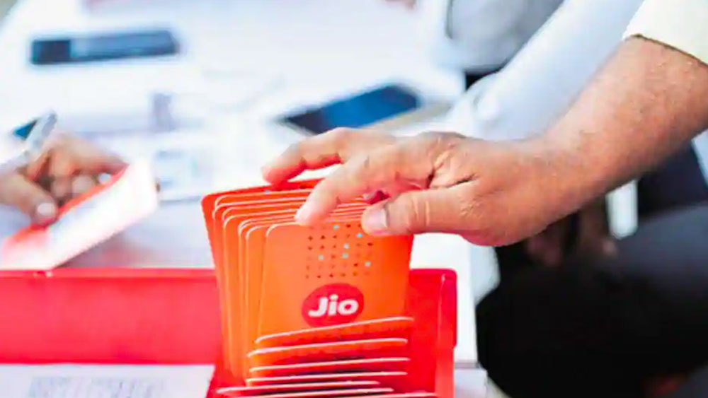 ট্রাইয়ের রিপোর্ট দেখিয়ে দিল, করোনা পরিস্থিতিতেও পশ্চিমবঙ্গ ও ভারতে জিয়োর জয়যাত্রা অব্যাহত রয়েছে। লকডাউন দেশের অর্থনীতির বিভিন্ন বিভাগে প্রভাব ফেললেও টেলিকম সেক্টরে সে রকম ধস নামাতে পারেনি।