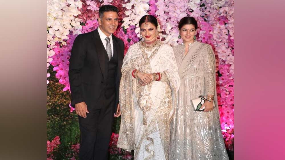 বলিউডের এন্ডলেস বিউটি তিনি। ব্যক্তিগত জীবনও বার বার এসেছে আতসকাচের তলায়। রেখা নামটির সঙ্গেই জড়িয়ে গিয়েছে একাধিক সম্পর্কের গুঞ্জন। তাঁর সঙ্গে নাকি অক্ষয় কুমারেরও সম্পর্ক তৈরি হয়েছিল।