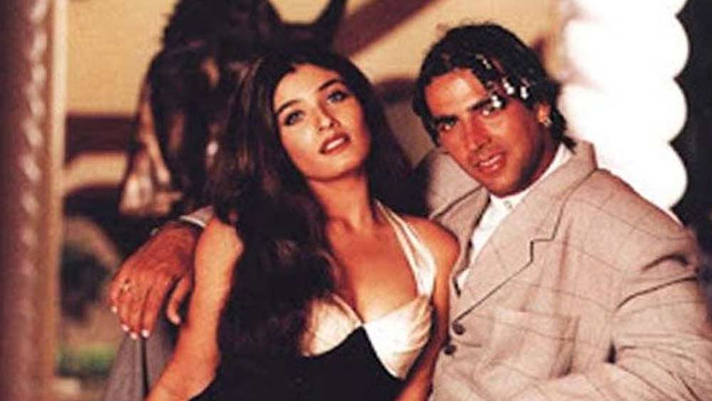 ১৯৯৪-১৯৯৫ এই সময়ে বলিউডের অন্যতম চর্চিত জুটি ছিলেন রবিনা ট্যান্ডন এবং অক্ষয় কুমার।