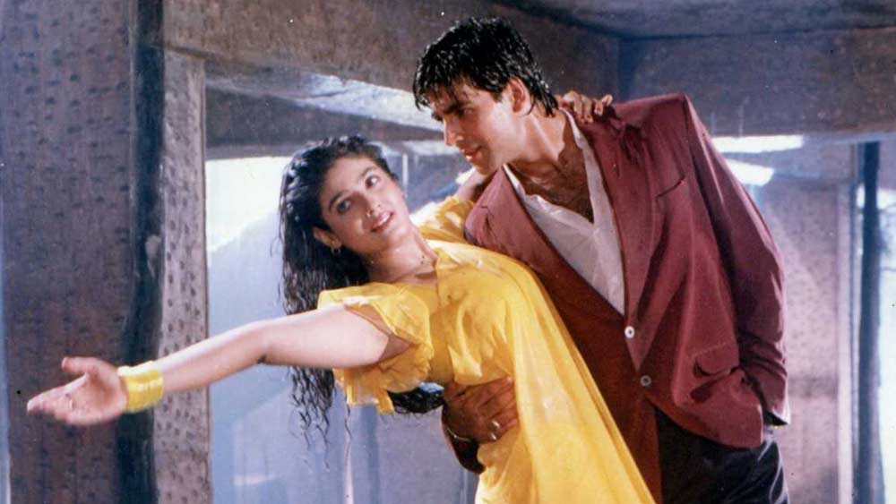 রবিনার পরনে হলুদ শাড়ি। সেই শাড়িতে বৃষ্টিভেজা অভিনেত্রী নাচে মাত করেছিলেন। অক্ষয়ের সঙ্গে নায়িকার জনপ্রিয় গান 'টিপ টিপ বরসা পানি' আজও একইরকম জনপ্রিয় দর্শকদের কাছে।