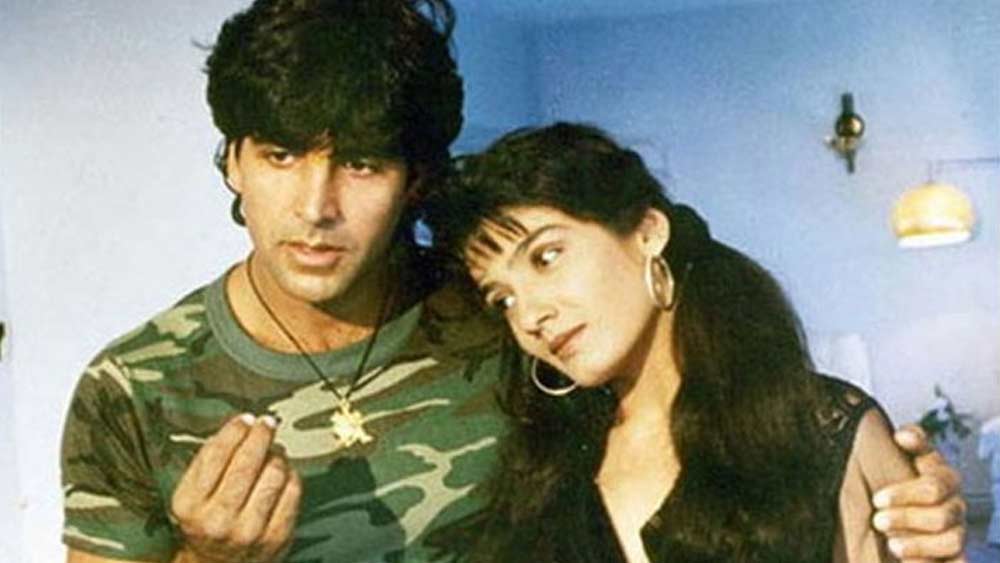 বলিউডের খিলাড়ির প্রেমে তখন রবিনা পাগল। অন্য কোনও নায়িকার সঙ্গে প্রিয় মানুষের ঘনিষ্ঠতা হবে আর পাঁচ জনের মতো তিনিও সেটা মেনে নিতে পারেননি।