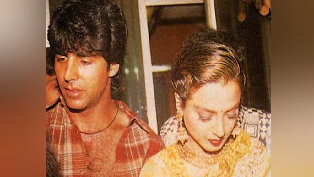 বলিউডের নানা পত্রপত্রিকায় তখন রেখার সঙ্গে অক্ষয়ের সম্পর্কের গুঞ্জন নিয়ে খবর বেরিয়েছিল। সোশাল মিডিয়া ছিল না তখন। কিন্তু ঘনিষ্ঠ জনদের থেকে সে কথা পৌঁছে যায় রবিনার কাছেও।