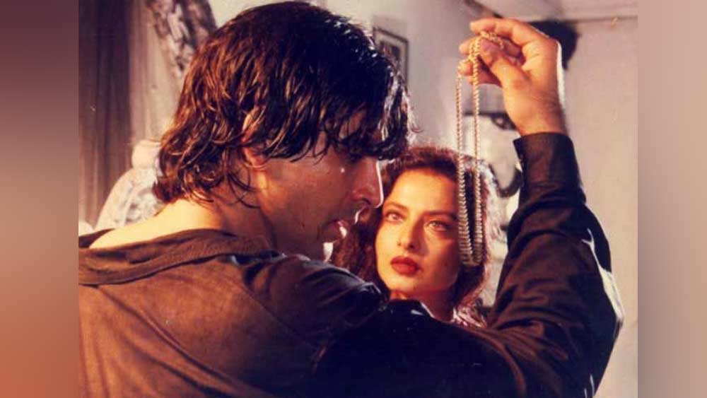 রবিনার কানে খবর পৌঁছতেই মারাত্মক ক্ষুব্ধ হন তিনি। রবিনা অভিযোগ করেন, তাঁর ও আক্কির সম্পর্কের কথা জেনেও অক্ষয়ের সঙ্গে নাকি রেখা সম্পর্ক তৈরি করেছিলেন।