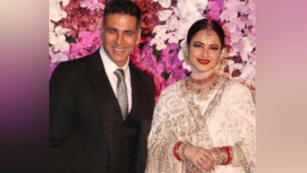 রবিনার দাবি ছিল, অক্ষয়ের কোনও দোষই নেই। সবটাই নাকি রেখার দোষ। রেখাই নাকি অক্ষয়ের প্রেমে পাগল।