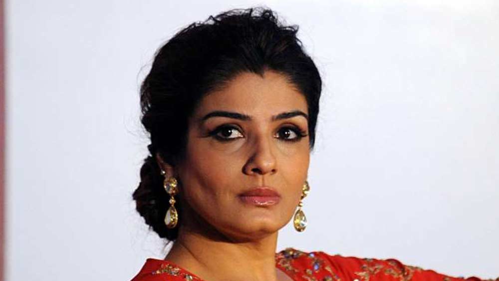 ১৯৯৯ সালের একটি সাক্ষাত্কারে রেখাকে নিয়ে বিস্ফোরক মন্তব্য করেন রবিনা। রেখা নাকি অক্ষয় কুামরের প্রেমে পাগল ছিলেন, রবিনা দাবি করেন এমনটাই। তাঁকে রীতিমতো সতর্ক করে আক্কির থেকে দূরে থাকার কথাও বলেন।