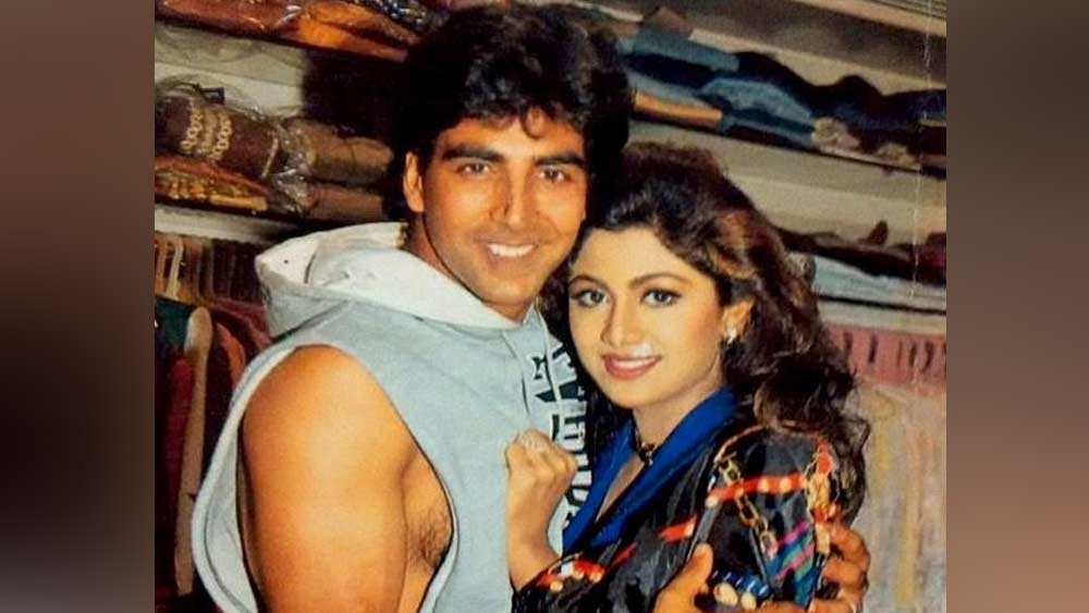 সেই সময় অক্ষয়ের নাম জড়িয়ে পড়ে শিল্পা শেট্টির সঙ্গে। অক্ষয়ের সঙ্গে শিল্পার নাকি অফ স্ক্রিন রোম্যান্স শুরু হয়ে গিয়েছে তখন। তাঁর সঙ্গে অন স্ক্রিন রোম্যান্সে শিল্পাকে পছন্দ করতে শুরু করেন দর্শক।