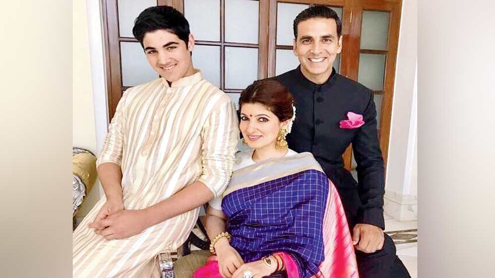 যদিও পরবর্তীতে পূজা বাত্রা, আয়েষা জুলকা-সহ আরও বেশ কয়েক জনের সঙ্গে অক্ষয়ের নাম জড়িয়েছিল। টুইঙ্কলের সঙ্গে তাঁর প্রেম স্থায়ী হয়। তাঁরা এখন বলিউডের সুখী দম্পতি।