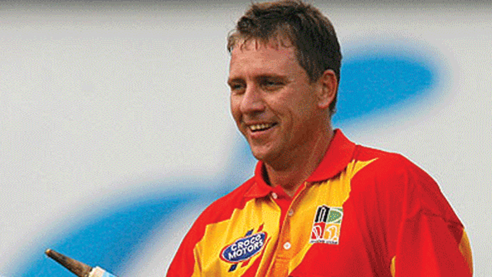 তিনি যে কিছু শুনতে পারছেন না, সেটা অনেক পরে বুঝতে পেরেছিলেন বাড়ির লোক। চার বছর বয়সে জটিল অস্ত্রোপচারে ফিরে আসে প্রাইসের শ্রবণক্ষমতা। কিন্তু বেশ কিছু শারীরিক সমস্যা তাঁর আজীবনের সঙ্গী হয়ে থাকে। তাঁর বয়সিদের তুলনায় বেশ কিছুটা দেরি করেই শুরু হয়ে তাঁর স্কুলপর্ব।