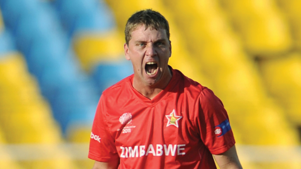 বাড়ির বাগানে ক্রিকেট খেলায় হাতেখড়ি। প্রথমে তিনি ছিলেন পেসার। পরে কলেজে পৌঁছে রপ্ত করেন স্পিন বোলিং। স্পিনার হওয়ার পরে তাঁর ক্রিকেট খেলার ধরনেরও অনেক উন্নতি হয়।