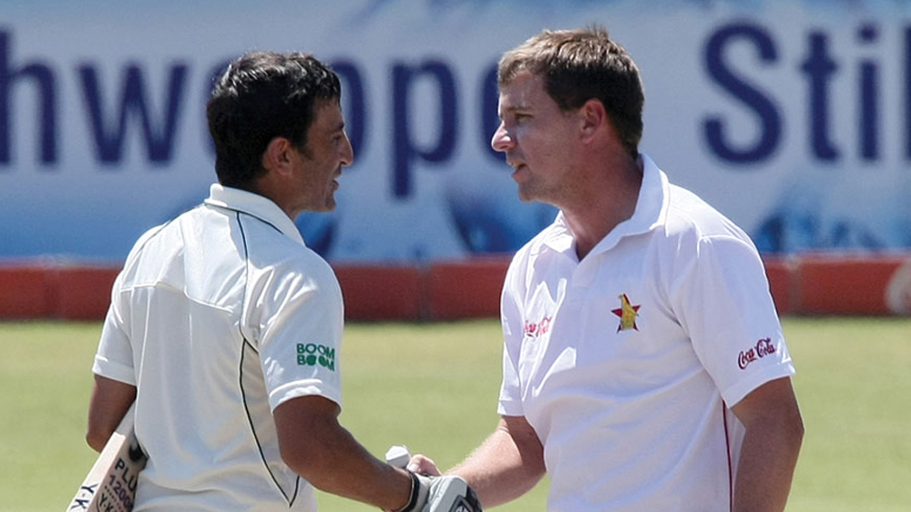 ২০০৪ সালে সুর কাটল কেরিয়ারে। তৎকালীন অধিনায়ক হিথ স্ট্রিকের সঙ্গে প্রাইস-সহ বেশ কয়েক জন ক্রিকেটার বিদ্রোহ ঘোষণা করেন জিম্বাবোয়ে ক্রিকেট দলের বিরুদ্ধে। প্রাইস ইংল্য়ান্ডে কাউন্টি ক্রিকেট খেলতে চলে যান। ইংল্যান্ডের জাতীয় দলে খেলার ইচ্ছে প্রকাশ করেন।