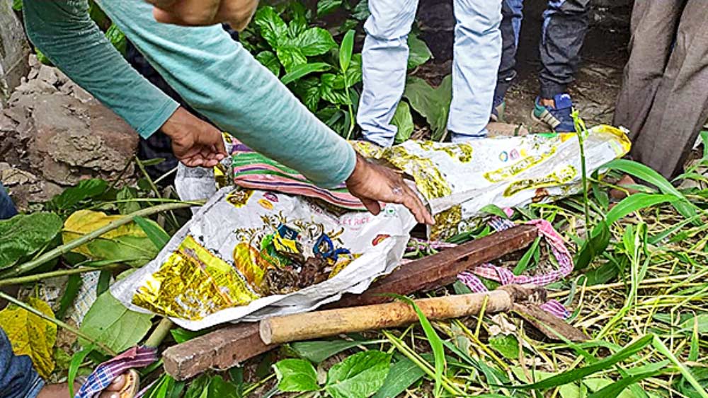 উদ্ধার: খুনে ব্যবহৃত বাটাম ও কুড়ুল। রবিবার, রাজপুরে। নিজস্ব চিত্র