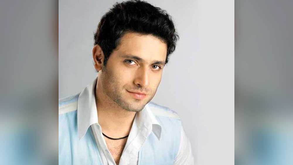 স্কুলের দিনগুলি থেকেই খেলাধুলো এবং অভিনয়ের প্রতি আগ্রহ। বেশ কিছু দিন ক্রিকেটের প্রশিক্ষণও নিয়েছিলেন। কিন্তু কলেজজীবনে পৌঁছে হৃদয় জুড়ে থাকল অভিনয়ই। যোগ দিতে থাকলেন বিভিন্ন ওয়ার্কশপে।