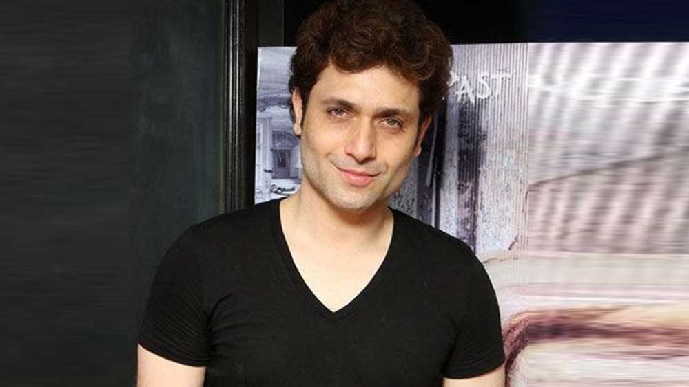 ইঞ্জিনিয়ারিং কলেজ থেকে পাশ করলেন শাইনী। কিন্তু পা রাখলেন না চাকরির জগতে। পরিবর্তে যোগ দিলেন ব্যারি জনের নাটকের দল ‘ত্যাগ’-এ। পরে তিনি প্রশিক্ষণ নেন দিল্লিতে ব্যারির অভিনয় শেখানোর প্রতিষ্ঠানেও।