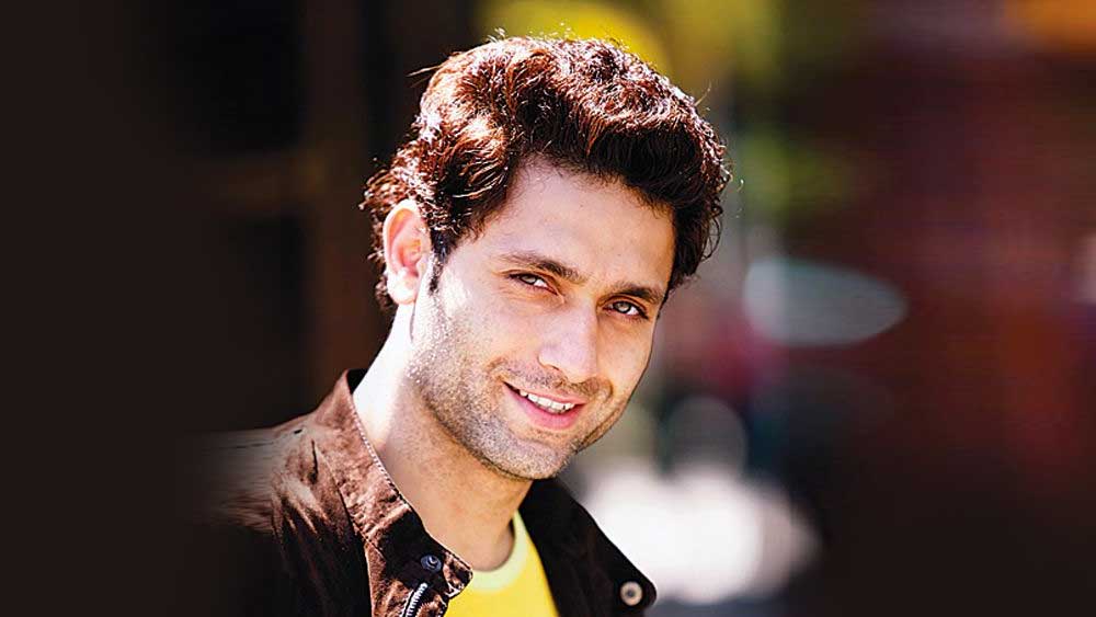 কলেজ পেরিয়ে পেশাদার দুনিয়ায় পা রাখলেন শাইনী। প্রথমে এল বিজ্ঞাপনে কাজের সুযোগ।  সদ্য তরুণ শাইনীর সপ্রতিভ চেহারা জনপ্রিয় হয়েছিল বিজ্ঞাপন দুনিয়ায়। অসংখ্য পণ্যের বিজ্ঞাপনের প্রধান মুখ হয়ে উঠেছিলেন তিনি।