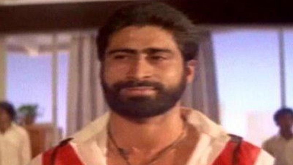 পার্সি পরিবারে জন্মেছিলেন মানিক। তাঁর পরিবার, ছোটবেলা এমনকি পরবর্তী জীবন সম্পর্কেও বিশেষ কিছু জানা নেই কারও। মায়ানগরীর কেউ কেউ অমিতাভ বচ্চনের স্টান্ট ডাবল হিসেবে চেনেন তাঁকে। দর্শক তাঁকে চেনেন কয়েকটি ছবির দৌলতে। কিন্তু চেহারা এবং স্ক্রিন প্রেজেন্সে নায়কদের টক্কর দেওয়ার রীতি মানিকের হাত ধরেই চালু হয়েছিল বলিউডে।