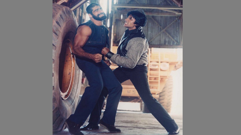 শুধু তাই নয়, ১৯৭৮ সালে যে ছবির হাত ধরে জনপ্রিয়তার শীর্ষ পৌঁছে যান অমিতাভ বচ্চন, সেই ‘ডন’ ছবিতে অমিতাভের স্টান্ট ডাবল ছিলেন মানিক। ছবিতে যত মারপিটের দৃশ্য ছিল, তাতে অমিতাভের বেশে আসলে মানিকই ছিলেন। ‘ডন’ ছবির মারপিটের দৃশ্যগুলি অত্যন্ত জনপ্রিয়। তার জন্য সমালোচকরা প্রশংসায় ভরিয়ে দেন অমিতাভকে। কিন্তু মানিককে তাঁর প্রাপ্য সম্মান ও কৃতিত্ব দেওয়া হয়নি বলে মনে করেন অনেকেই।